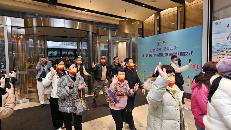 选择跟团游产品时，应关注以下几个方面：
